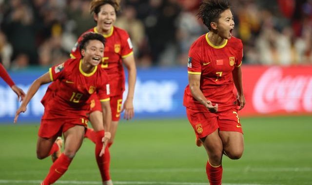 天天盈球即时比分直播-绝境前玫瑰叕显铿锵 留洋双星助女足拿下关键胜利