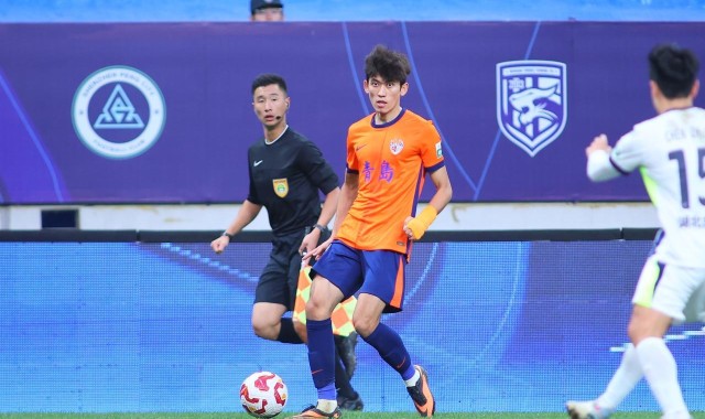 天天盈球-1比1！山东鲁能球迷笑醒了，新援刚入队就进球，成为韩鹏掌上宝