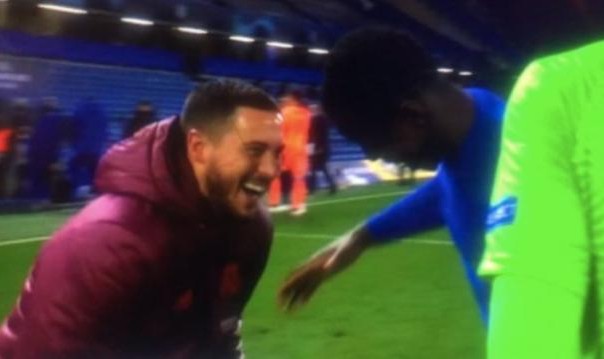 天天盈球直播-阿扎尔与切尔西球员说笑引众怒：你乐啥呢？